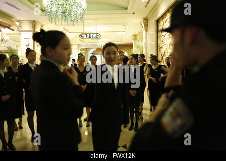 Hangzhou, Hangzhou, CHN. Apr 7, 2016. Beijing, Chine - 7 Avril 2016 : (usage éditorial uniquement. Les Commandos de la Chine) sont invités à enseigner à ces femmes de bord dans un hôtel Hangzhou comment rejoindre votre chambre, pince, lutte et appel à l'aide. Qu'une femme a été attaquée en invité Heyi hotel à Pékin le 3 avril avant devient hot news. © SIPA Asie/ZUMA/Alamy Fil Live News Banque D'Images