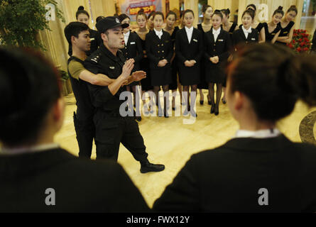 Hangzhou, Hangzhou, CHN. Apr 7, 2016. Beijing, Chine - 7 Avril 2016 : (usage éditorial uniquement. Les Commandos de la Chine) sont invités à enseigner à ces femmes de bord dans un hôtel Hangzhou comment rejoindre votre chambre, pince, lutte et appel à l'aide. Qu'une femme a été attaquée en invité Heyi hotel à Pékin le 3 avril avant devient hot news. © SIPA Asie/ZUMA/Alamy Fil Live News Banque D'Images