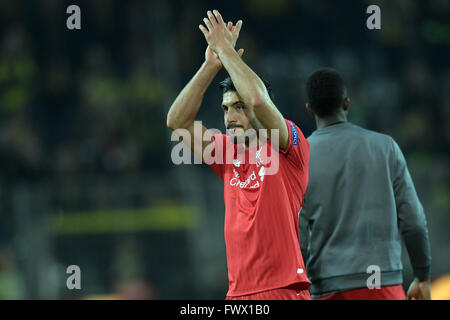 Dortmund, Allemagne. Apr 7, 2016. Le centre de Liverpool, Emre pouvez applaudes les fans après la l'Europa League quart de finale knock out entre Borussia Dortmund vs FC Liverpool à Dortmund, en Allemagne, 7 avril 2016. Photo : Federico Gambarini/dpa/Alamy Live News Banque D'Images