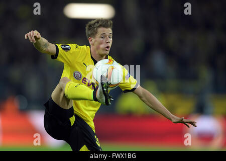 Dortmund, Allemagne. Apr 7, 2016. L'Erik Durm Dortmund en action lors de l'Europa League quart de finale knock out entre Borussia Dortmund vs FC Liverpool à Dortmund, en Allemagne, 7 avril 2016. Photo : Federico Gambarini/dpa/Alamy Live News Banque D'Images