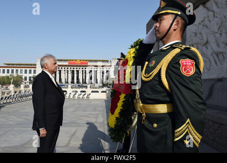 Beijing, Chine. 8Th apr 2016. Le Premier Ministre sri-lankais Ranil Wickremesinghe dépose une gerbe au Monument aux héros du peuple sur la Place Tian'anmen à Beijing, capitale de Chine, le 8 avril 2016. © Zhang Ling/Xinhua/Alamy Live News Banque D'Images