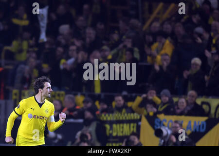 Dortmund, Allemagne. Apr 7, 2016. Le Dortmund Mats Hummels cheers au cours de la Ligue Europa match quart de finale knock out entre Borussia Dortmund vs FC Liverpool à Dortmund, en Allemagne, 7 avril 2016. Photo : Federico Gambarini/dpa/Alamy Live News Banque D'Images