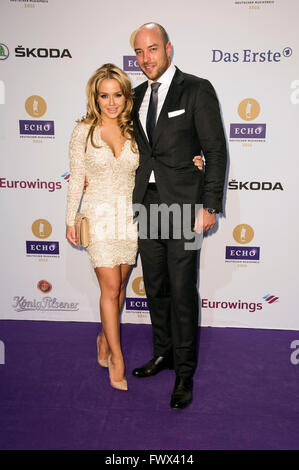 Kim Gloss und Alexander Beliaikin à l'ECHO Award 2016 à Berlin, 07.04.2016 © AFP PHOTO alliance/Alamy Live News Banque D'Images