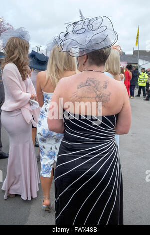 Liverpool, Merseyside, Royaume-Uni 8 Avril, 2016. Mesdames jour à Aintree Racecourse. Toutes les femmes à la mode sur la ville sont la position de courses d'Aintree aujourd'hui pour la journée annuelle de 'Chers' défilé de mode. Credit : Cernan Elias/Alamy Live News Banque D'Images