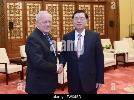 Beijing, Chine. 8Th apr 2016. Zhang Dejiang (R), président du Comité permanent de l'Assemblée populaire nationale, se réunit avec le Président suisse Johann Schneider-Ammann à Beijing, Chine, le 8 avril 2016. Credit : Zhang Duo/Xinhua/Alamy Live News Banque D'Images