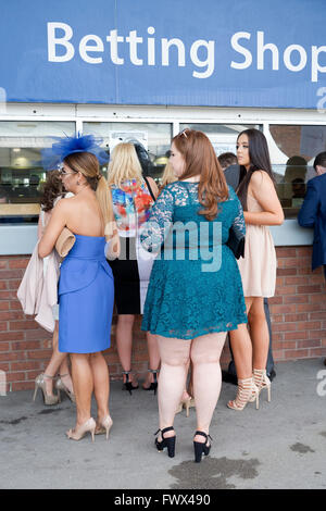 Liverpool, Merseyside, Royaume-Uni 8 Avril, 2016. Mesdames jour à Aintree Racecourse. Toutes les femmes à la mode sur la ville sont la position de courses d'Aintree aujourd'hui pour la journée annuelle de 'Chers' défilé de mode. Credit : Cernan Elias/Alamy Live News Banque D'Images