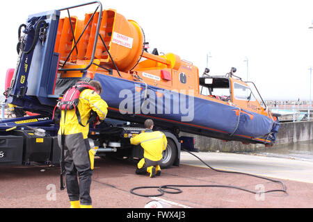 Gare d'aéroglisseurs de la RNLI Morecambe, Lancashire, Royaume-Uni le 8 avril 2016, l'aéroglisseur de la RNLI Morecambe Hurley Flyer est lancé à partir de la station de bateau la vie en face de l'hôtel Midland dans respones de personnes signalées dans l'eau à Bolton - le - Sands Crédit : David Billinge/Alamy Live News Banque D'Images