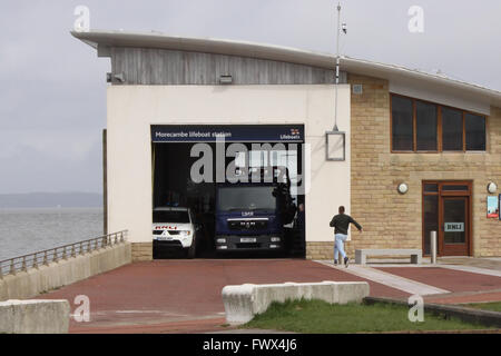 Gare d'aéroglisseurs de la RNLI Morecambe, Lancashire, Royaume-Uni le 8 avril 2016, l'aéroglisseur de la RNLI Morecambe Hurley Flyer est lancé à partir de la station de bateau la vie en face de l'hôtel Midland dans respones de personnes signalées dans l'eau à Bolton - le - Sands Crédit : David Billinge/Alamy Live News Banque D'Images