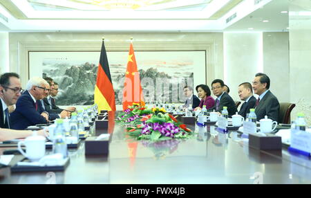 Beijing, Chine. 8Th apr 2016. Le Ministre chinois des affaires étrangères Wang Yi des conversations avec son homologue allemand Frank-Walter Steinmeier lors de la deuxième session du dialogue stratégique sino-allemandes sur les questions diplomatiques et de sécurité à Beijing, Chine, le 8 avril 2016. Credit : Ding Haitao/Xinhua/Alamy Live News Banque D'Images