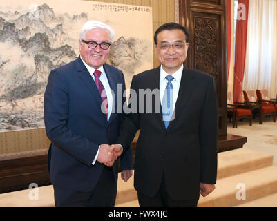 Beijing, Chine. 8Th apr 2016. Le Premier ministre chinois Li Keqiang (R), serre la main avec le Ministre allemand des affaires étrangères, Frank-Walter Steinmeier, à Beijing, en Chine, le 8 avril 2016. Credit : Ma Zhancheng/Xinhua/Alamy Live News Banque D'Images