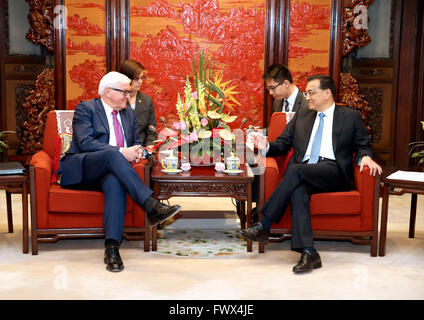 Beijing, Chine. 8Th apr 2016. Le Premier ministre chinois Li Keqiang (R) rencontre avec le Ministre allemand des affaires étrangères, Frank-Walter Steinmeier, à Beijing, en Chine, le 8 avril 2016. Credit : Ma Zhancheng/Xinhua/Alamy Live News Banque D'Images