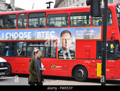 Piccadilly Circus, Londres, Royaume-Uni. 8 avril 2016. BTEC Pearson London Bus annonce Peter Jones Dragons Den Banque D'Images