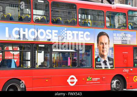 Piccadilly Circus, Londres, Royaume-Uni. 8 avril 2016. BTEC Pearson London Bus annonce Peter Jones Dragons Den Banque D'Images