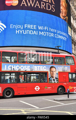 Piccadilly Circus, Londres, Royaume-Uni. 8 avril 2016. BTEC Pearson London Bus annonce Peter Jones Dragons Den Banque D'Images