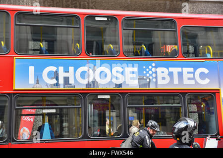 Piccadilly Circus, Londres, Royaume-Uni. 8 avril 2016. BTEC Pearson London Bus annonce Peter Jones Dragons Den Banque D'Images