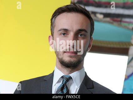 Fichier - Un fichier photo datée du 22 février 2012 montre Jan Boehmermann hôte posant au cours d'une conférence de presse à Berlin, Allemagne. À partir 04 mai 2012, il devient animateur de l'émission 'Roche & Boehmnermann' sur la ZDF.kultur chaîne numérique à 10h00. Photo : BRITTA PEDERSEN/dpa Banque D'Images