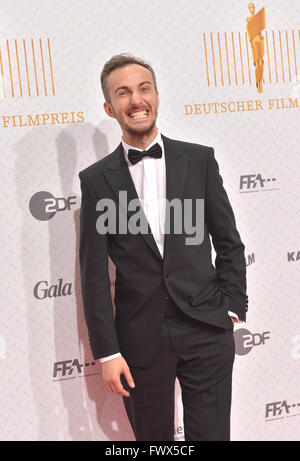 Fichier - Un fichier photo datée du 26 avril 2013 montre Jan Boehmermann hôte arrivant à la 63e 'Lola' German Film Awards à Berlin, Allemagne. Photo : BRITTA PEDERSEN/dpa Banque D'Images