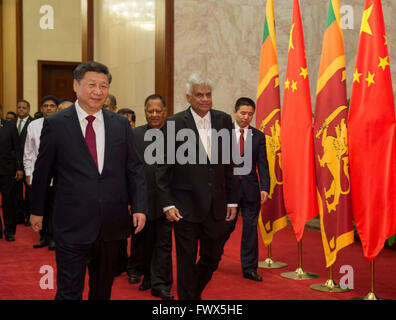 Beijing, Chine. 8Th apr 2016. Le président chinois Xi Jinping (L'avant), se réunit avec le Premier Ministre Sri-Lankais Ranil Wickremesinghe (R, à l'avant) à Beijing, Chine, le 8 avril 2016. Crédit : Li Xueren/Xinhua/Alamy Live News Banque D'Images