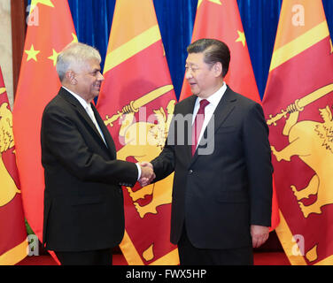 Beijing, Chine. 8Th apr 2016. Le président chinois Xi Jinping (R), serre la main du Premier Ministre Sri-Lankais Ranil Wickremesinghe à Beijing, Chine, le 8 avril 2016. Credit : Ding Lin/Xinhua/Alamy Live News Banque D'Images