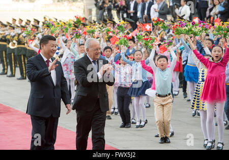 Beijing, Chine. 8Th apr 2016. Le président chinois Xi Jinping (L, à l'avant) est titulaire d'une cérémonie de bienvenue pour le Président suisse Johann Schneider-Ammann avant leurs entretiens à Beijing, Chine, le 8 avril 2016. Crédit : Li Xueren/Xinhua/Alamy Live News Banque D'Images