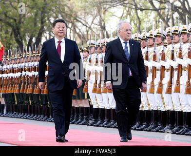 Beijing, Chine. 8Th apr 2016. Le président chinois Xi Jinping (L) est titulaire d'une cérémonie de bienvenue pour le Président suisse Johann Schneider-Ammann avant leurs entretiens à Beijing, Chine, le 8 avril 2016. Credit : Ding Lin/Xinhua/Alamy Live News Banque D'Images