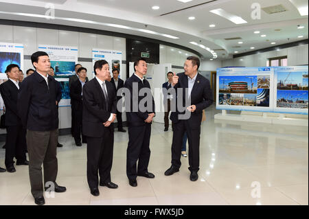 Beijing, Chine. 8Th apr 2016. Le Conseiller d'Etat chinois Wang Yong inspecte la China National Nuclear Corporation à Beijing, Chine, le 8 avril 2016. Credit : Zhang Ling/Xinhua/Alamy Live News Banque D'Images