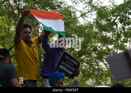 Jantar Mantar Road, New Delhi, Inde. 8Th apr 2016. Les manifestants qui protestaient contre l'action de la police sur les étudiants de l'Institut National de Technologie, Srinagar. Credit : Abhishek Kumar/Alamy Live News Banque D'Images