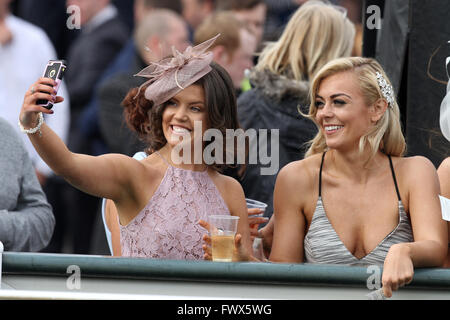 , Aintree Liverpool, Royaume-Uni. Le 08 Avr, 2016. Crabbies Grand Festival National Jour 2. Racegoers posent pour une photo à la rampe. Credit : Action Plus Sport/Alamy Live News Banque D'Images