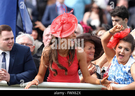 , Aintree Liverpool, Royaume-Uni. Le 08 Avr, 2016. Crabbies Grand Festival National Jour 2. Racegoers encourager leurs mises. Credit : Action Plus Sport/Alamy Live News Banque D'Images