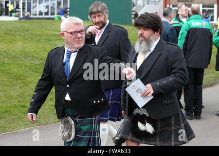 , Aintree Liverpool, Royaume-Uni. Le 08 Avr, 2016. Crabbies Grand Festival National Jour 2. Fans de course en kilt arrivent à la piste. Credit : Action Plus Sport/Alamy Live News Banque D'Images