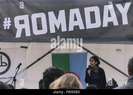 Berlin, Berlin, Allemagne. 8Th apr 2016. Musicien rom jouer leur hymne national pendant l'ROMADAY rassemblement devant la porte de Brandebourg pour les droits de séjour pour les Roms en Allemagne et contre la discrimination raciale. © Jan Scheunert/ZUMA/Alamy Fil Live News Banque D'Images