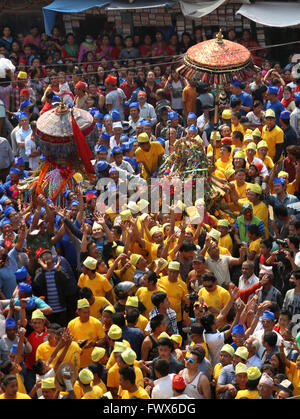 Katmandou, Népal. Le 08 Avr, 2016. Communauté Newari célébrer char festival de Kankeshwori Sankata et Bhadrakali, portant des chapeaux colorés. Le festival est célébré chaque année une journée après Ghodejatra pour conquérir les trois jours d'Chahre «Pahan' festival en communauté Newar. Credit : Archana Shrestha/Pacific Press/Alamy Live News Banque D'Images