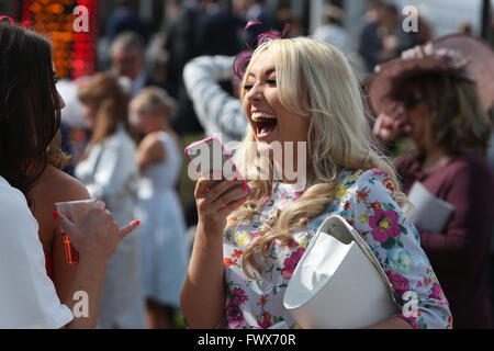 , Aintree Liverpool, Royaume-Uni. Le 08 Avr, 2016. Crabbies Grand Festival National Jour 2. Un heureux fan de course. Credit : Action Plus Sport/Alamy Live News Banque D'Images