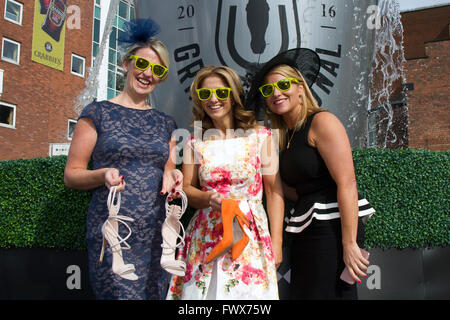 Liverpool, Merseyside, Royaume-Uni 8 Avril, 2016. Les orteils des plaies de nouvelles chaussures, que les femmes portent leurs chaussures sur Grand National Mesdames Jour à Aintree. À la lumière des années précédentes, lorsque les participants ont eu l'attention pour toutes les mauvaises raisons, les fonctionnaires au Grand National a encouragé cette année, l'racegoers à 'smarten jusqu' à rendre l'événement plus "d'inspiration". Credit : Mar Photographics/Alamy Live News Banque D'Images