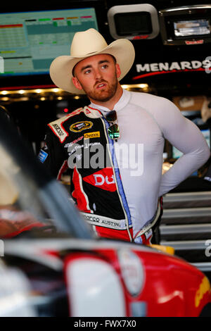 Ft. Worth, TX, USA. Apr 7, 2016. Ft. Worth, TX - Apr 07, 2016 : Austin Dillon (2) traîne dans le garage pendant la pratique de l'O'Reilly Auto Parts 300 sur le Texas Motor Speedway à Ft. Worth, TX. © csm/Alamy Live News Banque D'Images