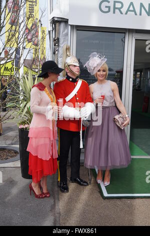 Mesdames journée au Grand National Crabbies, Réunion, Aintree Liverpool, 8 avril, 2016 : Crédit Pak Hung Chan/Alamy Live News Banque D'Images