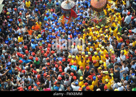 Katmandou, Népal. Le 08 Avr, 2016. Les dévots ont participé sur Pahchare Parba Festival à Ason, Katmandou, Népal. Pendant le festival, les dévots ont célébré trois chars de déesse Bhadrakali, Kankeshwori Sankata et. Les trois jours du festival se termine après le démantèlement de maisons en bois rond situé à Indra Chowk, Katmandou, Népal. Credit : Narayan Maharjan/Pacific Press/Alamy Live News Banque D'Images