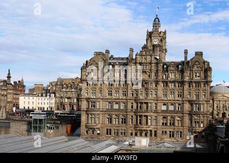 Balmoral Hotel, Édimbourg, Écosse vu sur le toit de la gare de Waverley. Banque D'Images