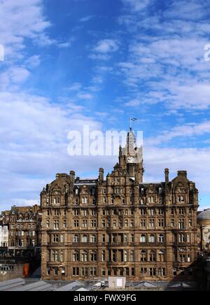 Balmoral Hotel, Édimbourg, Écosse vu sur le toit de la gare de Waverley. Banque D'Images