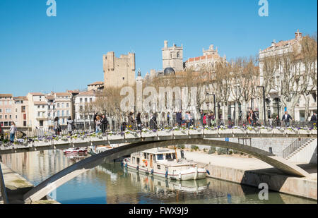 Canal de la Robine et Palais des Archeveques (Palais de l'archevêque) avec des maisons dans le centre de Narbonne, Aude, sud de la France. Banque D'Images