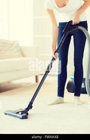 Close up of woman avec aspirateur à la maison Banque D'Images