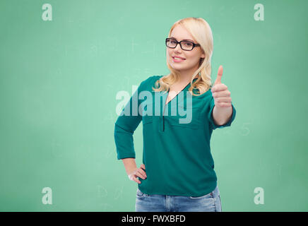 Jeune femme à lunettes showing Thumbs up Banque D'Images