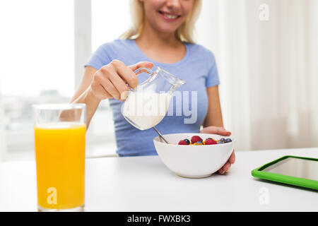 Close up of woman avec pot à lait, manger le petit déjeuner Banque D'Images