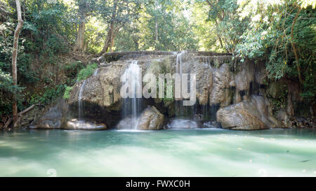 Cascade dans le parc national d'Erawan en Thaïlande Banque D'Images