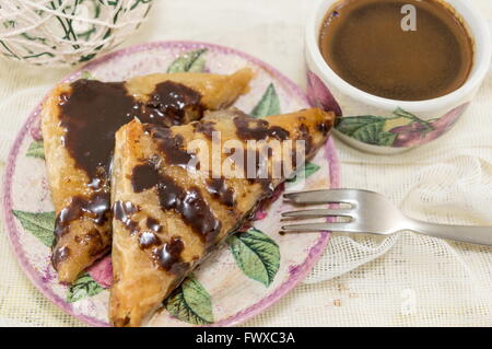 Baklava fait maison sur une assiette et tasse de café chaud Banque D'Images