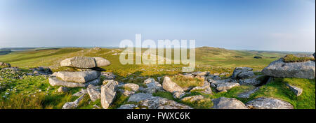 Une vue panoramique du sommet du Roughtor et donnant sur Brown Willy, le plus haut sommet de Cornwall Banque D'Images