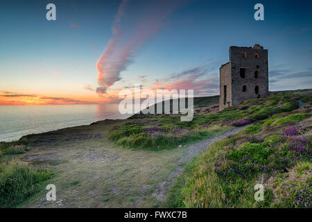 Coucher de soleil spectaculaire sur les ruines de l'Towanroath engine house sur le South West Coast Path à St Agnes à Cornwall Banque D'Images