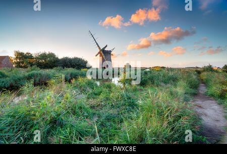 Coucher du soleil à la belle ruine de moulin à vent Brograve sur les rives d'une petite étendue d'eau connue sous le nom de la nouvelle coupe Waxham Banque D'Images