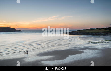 Coucher de soleil sur Daymer Bay près de Rock à Cornwall Banque D'Images