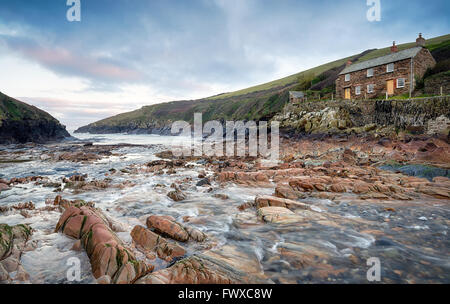 Lever du Soleil à Port Quin sur la côte nord de Cornwall Banque D'Images